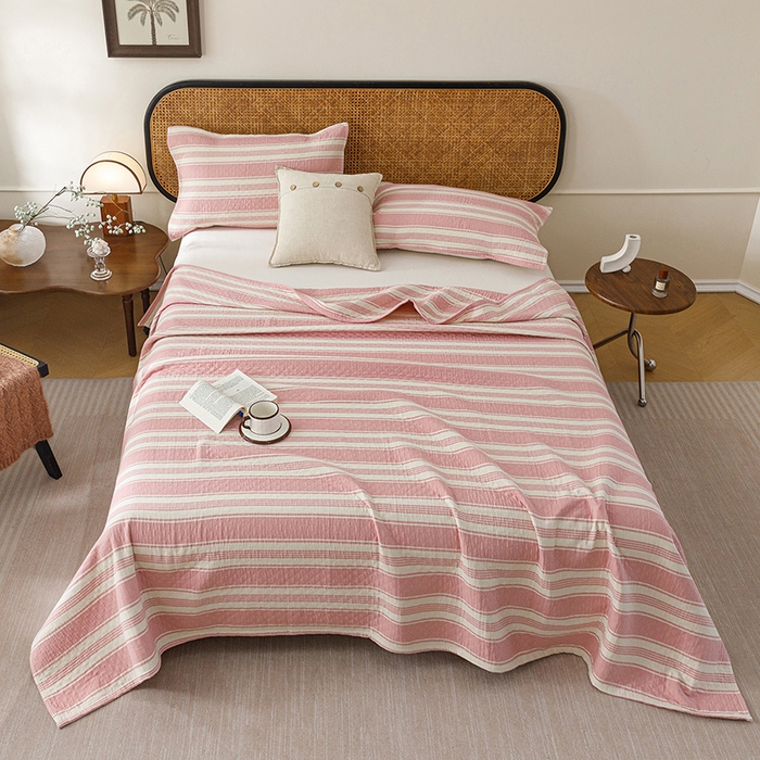 91家纺网 家纺一手货源 找家纺 悦然毛巾被 2026新款条纹全棉纯棉色织三层纱毛巾被休闲盖毯毯子 闲夏粉