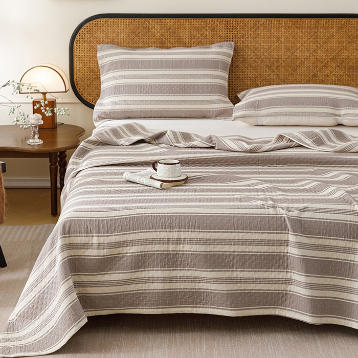 91家纺网 家纺一手货源 找家纺 悦然毛巾被 2026新款条纹全棉纯棉色织三层纱毛巾被休闲盖毯毯子 闲夏灰