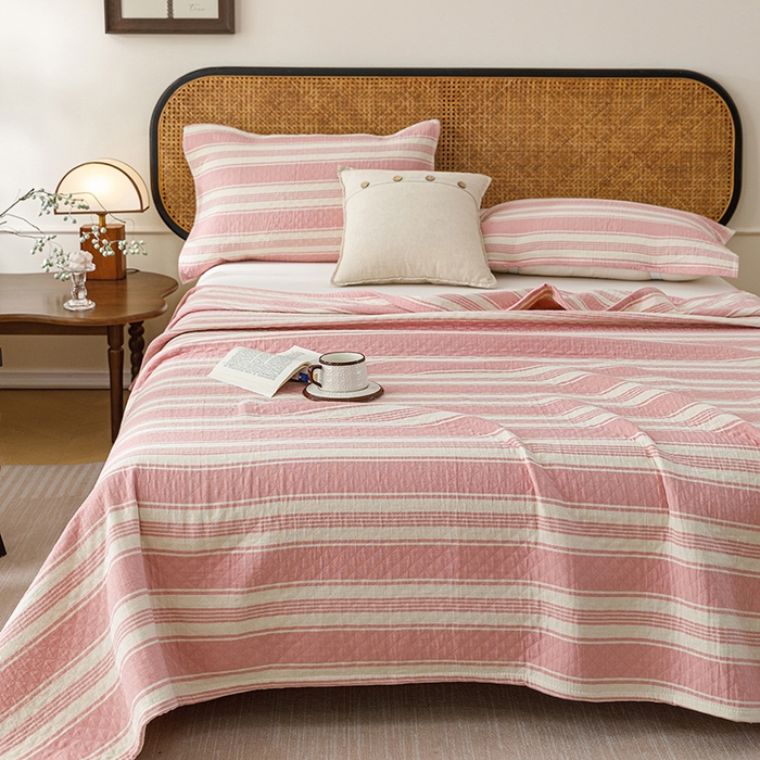 91家纺网 家纺一手货源 找家纺 悦然毛巾被 2026新款条纹全棉纯棉色织三层纱毛巾被休闲盖毯毯子 闲夏粉