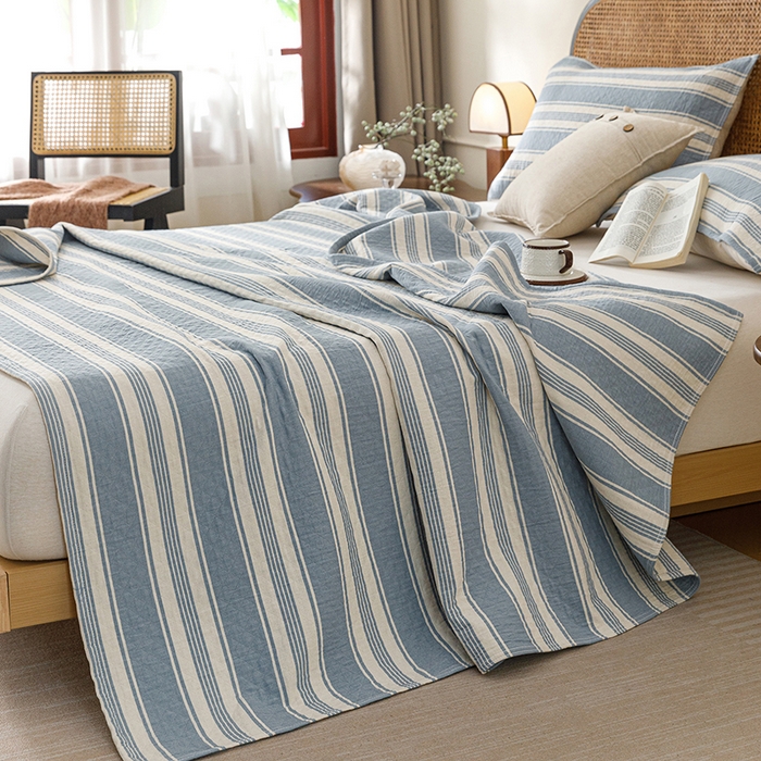 91家纺网 家纺一手货源 找家纺 悦然毛巾被 2026新款条纹全棉纯棉色织三层纱毛巾被休闲盖毯毯子 闲夏蓝