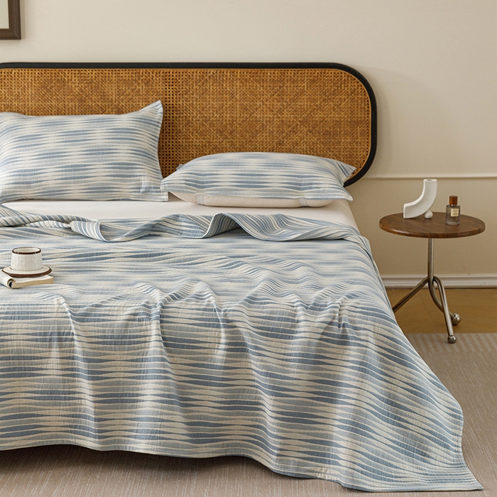 91家纺网 家纺一手货源 找家纺 悦然毛巾被 2026新款条纹全棉纯棉色织三层纱毛巾被休闲盖毯毯子 竹影蓝