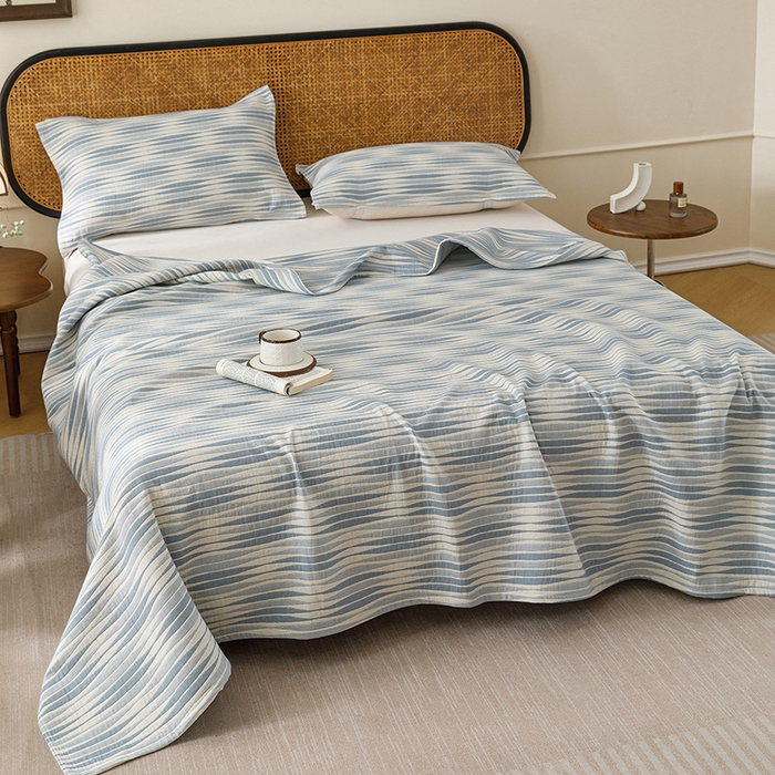 91家纺网 家纺一手货源 找家纺 悦然毛巾被 2026新款条纹全棉纯棉色织三层纱毛巾被休闲盖毯毯子 竹影蓝