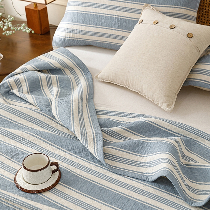 91家纺网 家纺一手货源 找家纺 悦然毛巾被 2026新款条纹全棉纯棉色织三层纱毛巾被休闲盖毯毯子 闲夏蓝