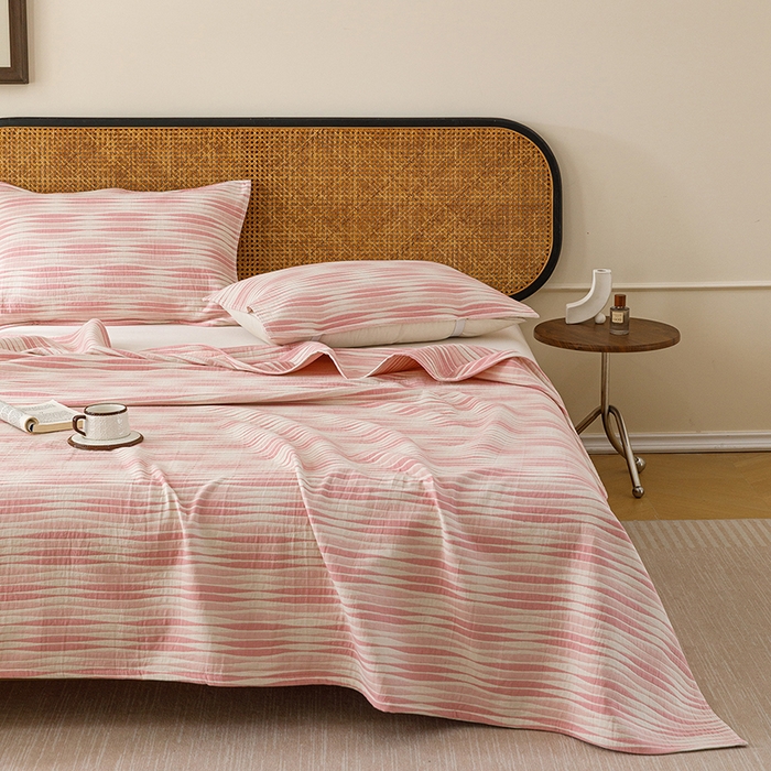 91家纺网 家纺一手货源 找家纺 悦然毛巾被 2026新款条纹全棉纯棉色织三层纱毛巾被休闲盖毯毯子 竹影粉