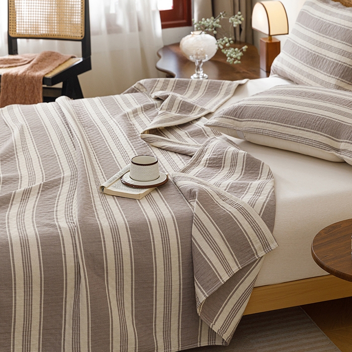 91家纺网 家纺一手货源 找家纺 悦然毛巾被 2026新款条纹全棉纯棉色织三层纱毛巾被休闲盖毯毯子 闲夏灰