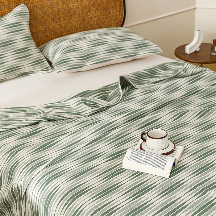 91家纺网 家纺一手货源 找家纺 悦然毛巾被 2026新款条纹全棉纯棉色织三层纱毛巾被休闲盖毯毯子 竹影绿