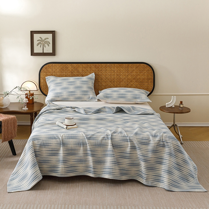 91家纺网 家纺一手货源 找家纺 悦然毛巾被 2026新款条纹全棉纯棉色织三层纱毛巾被休闲盖毯毯子 竹影蓝