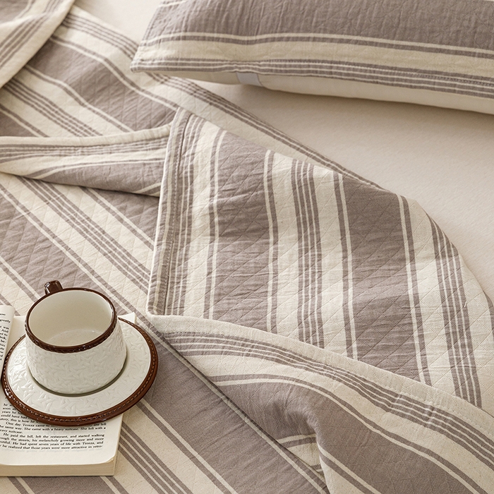 91家纺网 家纺一手货源 找家纺 悦然毛巾被 2026新款条纹全棉纯棉色织三层纱毛巾被休闲盖毯毯子 闲夏灰