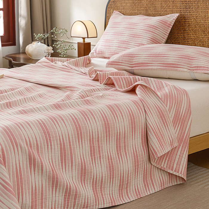 91家纺网 家纺一手货源 找家纺 悦然毛巾被 2026新款条纹全棉纯棉色织三层纱毛巾被休闲盖毯毯子 竹影粉