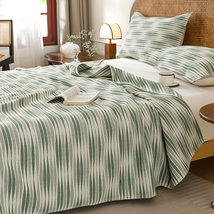 91家纺网 家纺一手货源 找家纺 悦然毛巾被 2026新款条纹全棉纯棉色织三层纱毛巾被休闲盖毯毯子 竹影绿