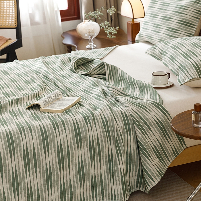 91家纺网 家纺一手货源 找家纺 悦然毛巾被 2026新款条纹全棉纯棉色织三层纱毛巾被休闲盖毯毯子 竹影绿