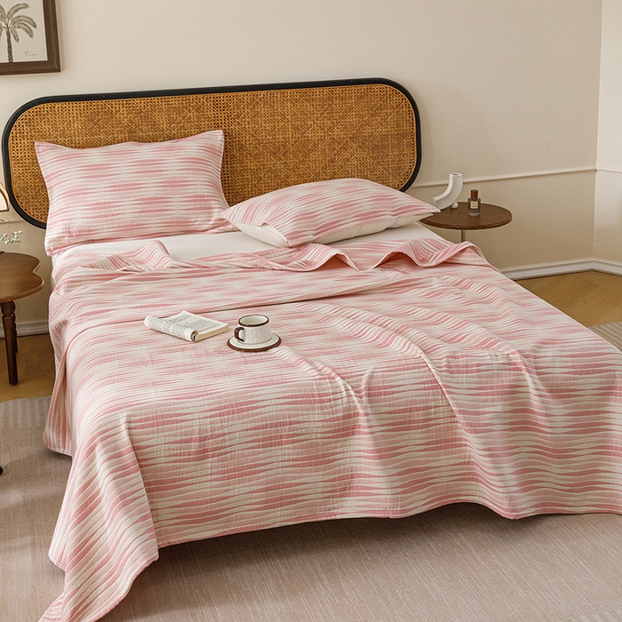 91家纺网 家纺一手货源 找家纺 悦然毛巾被 2026新款条纹全棉纯棉色织三层纱毛巾被休闲盖毯毯子 竹影粉