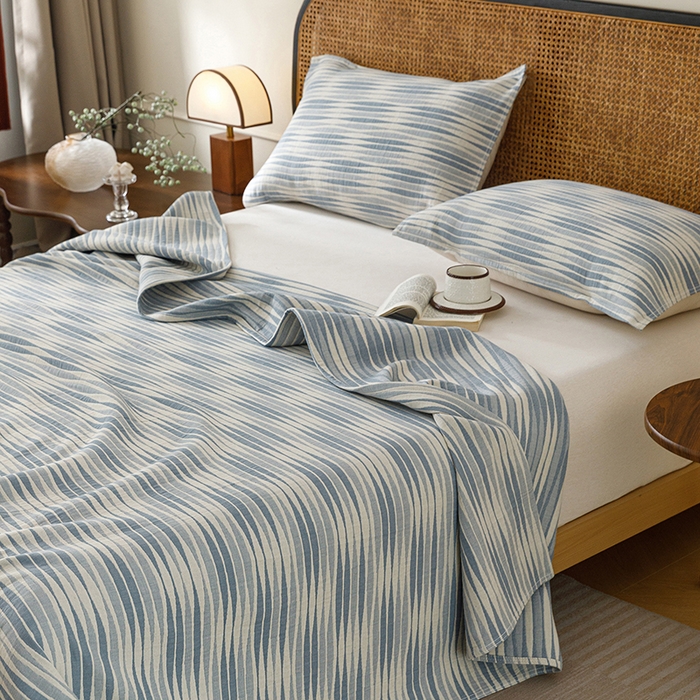 91家纺网 家纺一手货源 找家纺 悦然毛巾被 2026新款条纹全棉纯棉色织三层纱毛巾被休闲盖毯毯子 竹影蓝