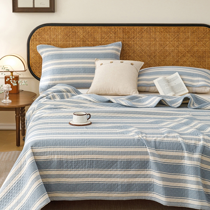 91家纺网 家纺一手货源 找家纺 悦然毛巾被 2026新款条纹全棉纯棉色织三层纱毛巾被休闲盖毯毯子 闲夏蓝
