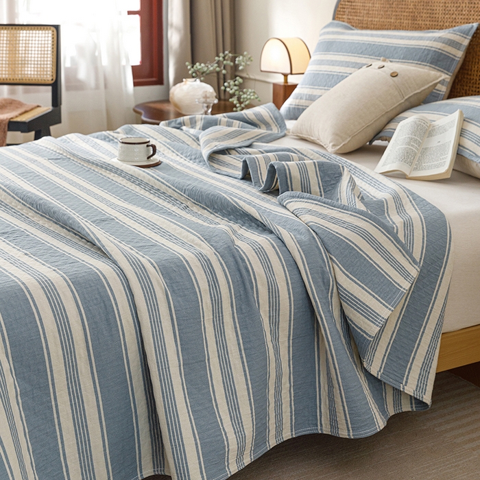 91家纺网 家纺一手货源 找家纺 悦然毛巾被 2026新款条纹全棉纯棉色织三层纱毛巾被休闲盖毯毯子 闲夏蓝