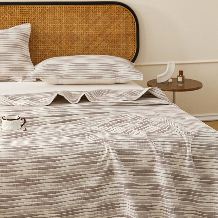 91家纺网 家纺一手货源 找家纺 悦然毛巾被 2026新款条纹全棉纯棉色织三层纱毛巾被休闲盖毯毯子 竹影灰