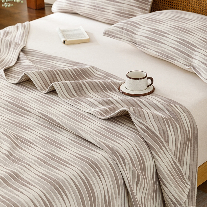 91家纺网 家纺一手货源 找家纺 悦然毛巾被 2026新款条纹全棉纯棉色织三层纱毛巾被休闲盖毯毯子 竹影灰