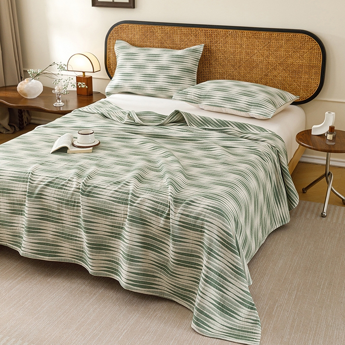 91家纺网 家纺一手货源 找家纺 悦然毛巾被 2026新款条纹全棉纯棉色织三层纱毛巾被休闲盖毯毯子 竹影绿