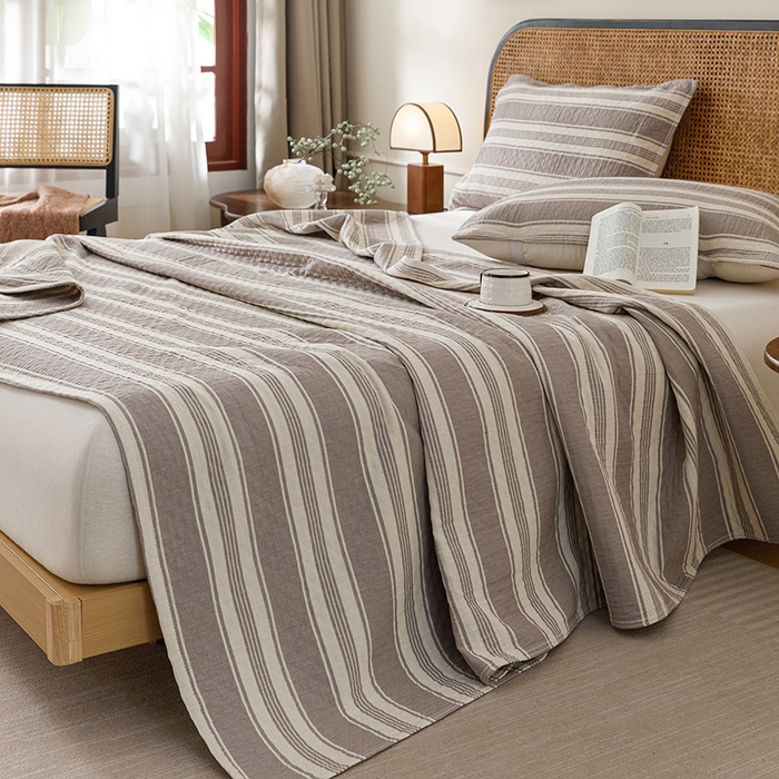 91家纺网 家纺一手货源 找家纺 悦然毛巾被 2026新款条纹全棉纯棉色织三层纱毛巾被休闲盖毯毯子 闲夏灰