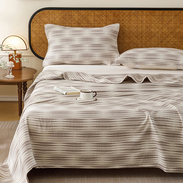 91家纺网 家纺一手货源 找家纺 悦然毛巾被 2026新款条纹全棉纯棉色织三层纱毛巾被休闲盖毯毯子 竹影灰