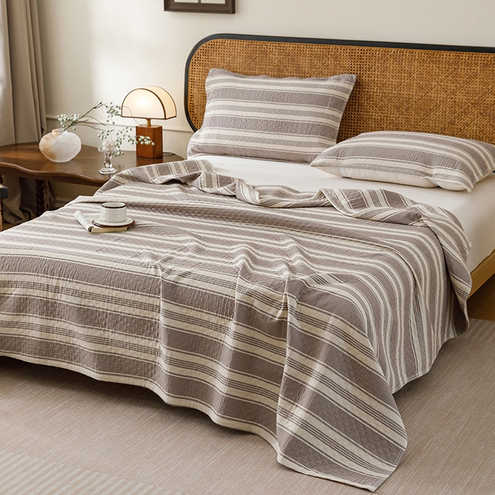 91家纺网 家纺一手货源 找家纺 悦然毛巾被 2026新款条纹全棉纯棉色织三层纱毛巾被休闲盖毯毯子 闲夏灰