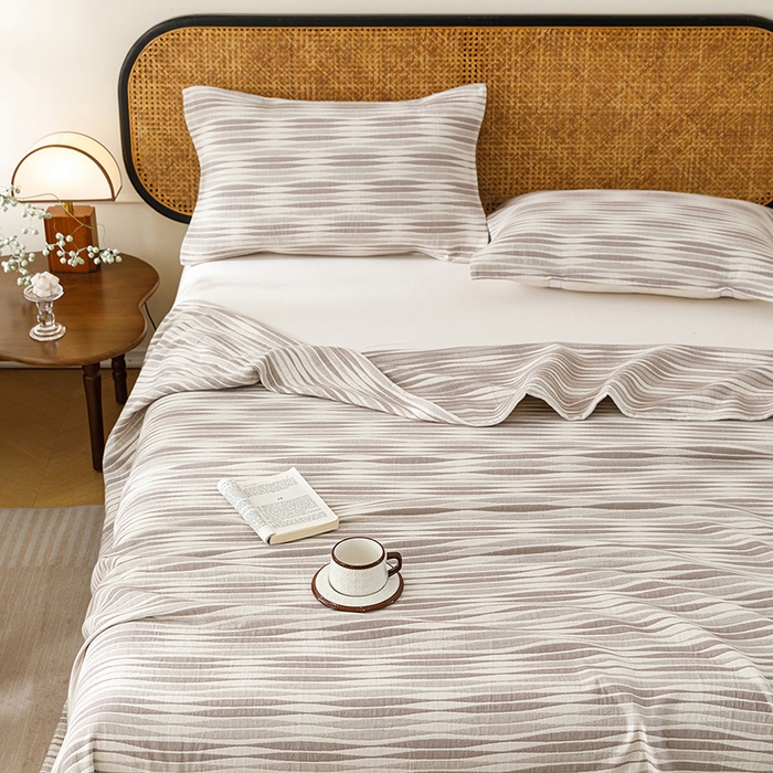 91家纺网 家纺一手货源 找家纺 悦然毛巾被 2026新款条纹全棉纯棉色织三层纱毛巾被休闲盖毯毯子 竹影灰