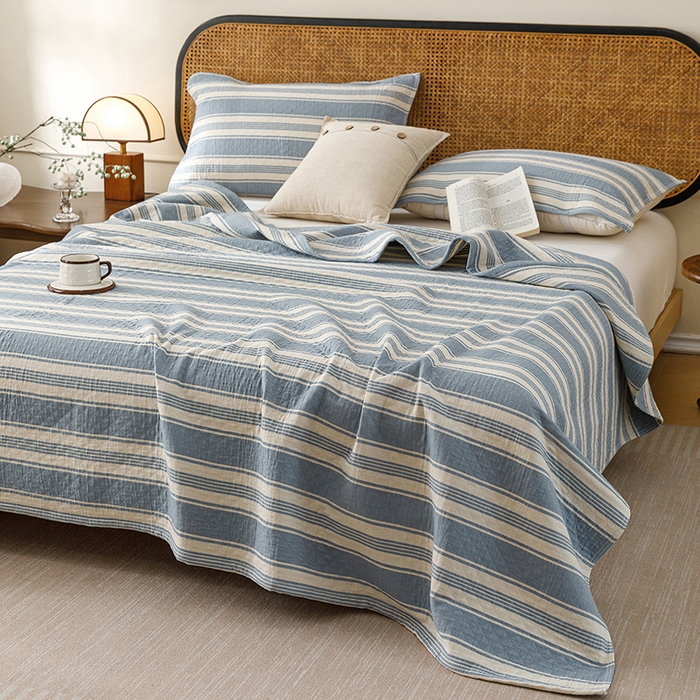 91家纺网 家纺一手货源 找家纺 悦然毛巾被 2026新款条纹全棉纯棉色织三层纱毛巾被休闲盖毯毯子 闲夏蓝