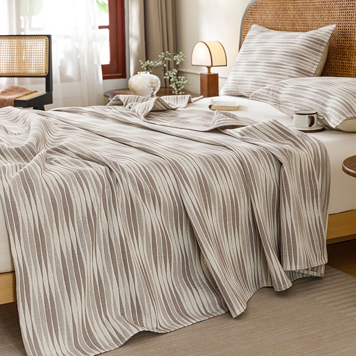 91家纺网 家纺一手货源 找家纺 悦然毛巾被 2026新款条纹全棉纯棉色织三层纱毛巾被休闲盖毯毯子 竹影灰