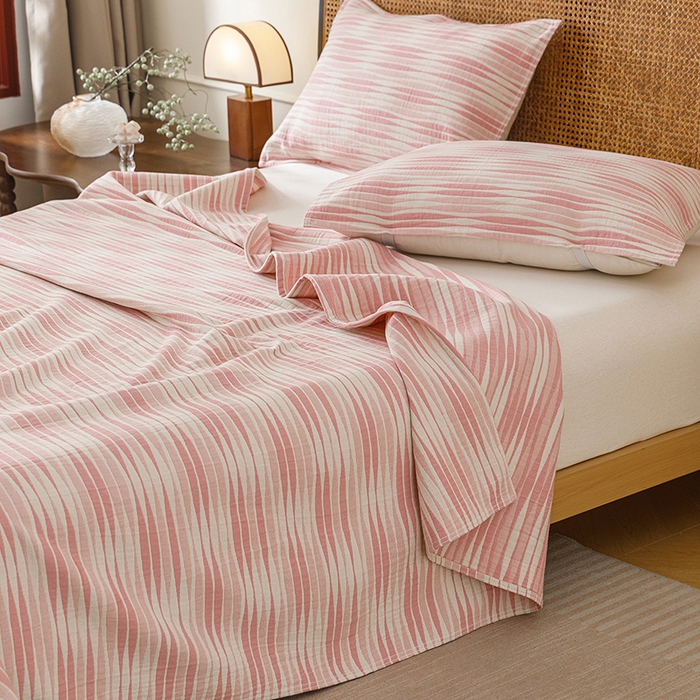 91家纺网 家纺一手货源 找家纺 悦然毛巾被 2026新款条纹全棉纯棉色织三层纱毛巾被休闲盖毯毯子 竹影粉