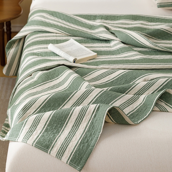 91家纺网 家纺一手货源 找家纺 悦然毛巾被 2026新款条纹全棉纯棉色织三层纱毛巾被休闲盖毯毯子 闲夏绿