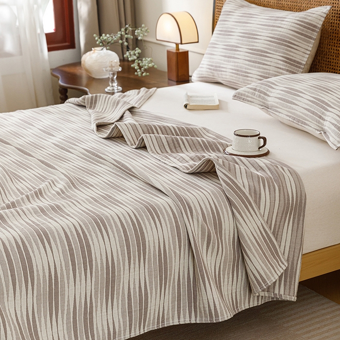 91家纺网 家纺一手货源 找家纺 悦然毛巾被 2026新款条纹全棉纯棉色织三层纱毛巾被休闲盖毯毯子 竹影灰