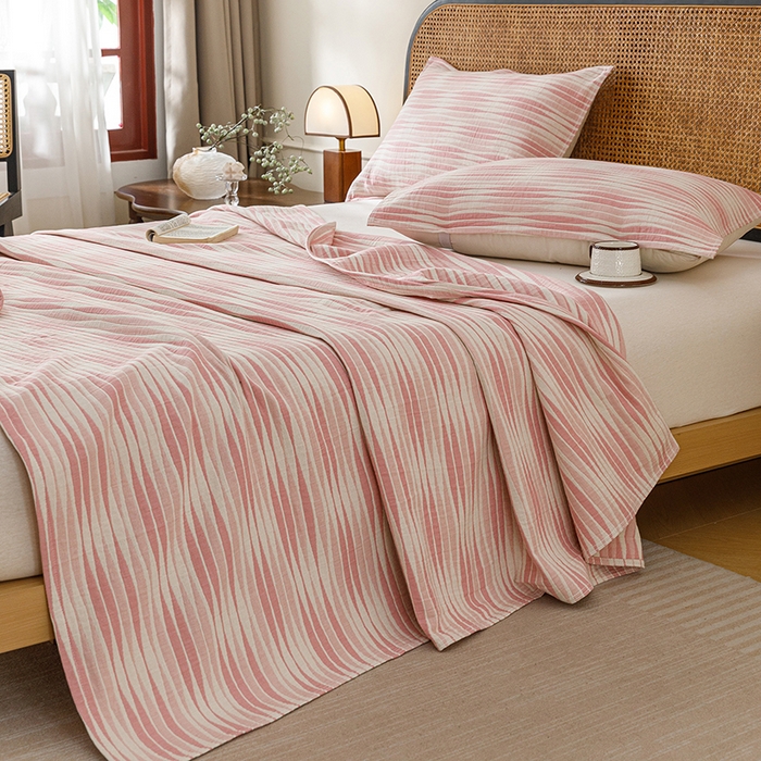 91家纺网 家纺一手货源 找家纺 悦然毛巾被 2026新款条纹全棉纯棉色织三层纱毛巾被休闲盖毯毯子 竹影粉