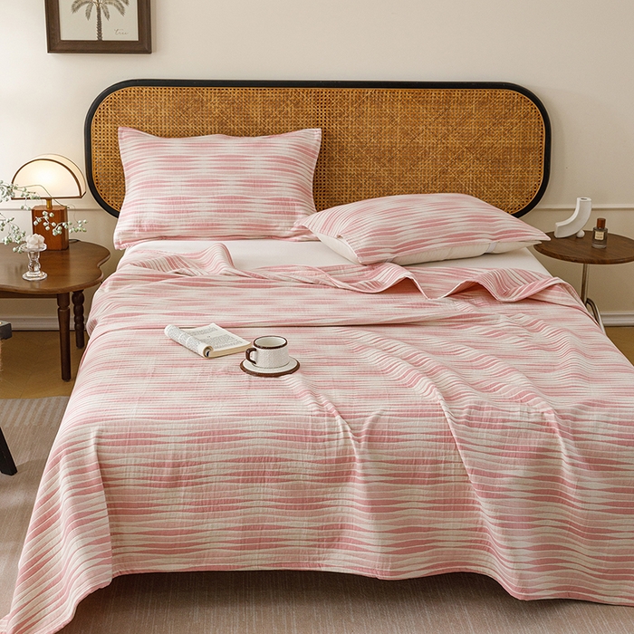 91家纺网 家纺一手货源 找家纺 悦然毛巾被 2026新款条纹全棉纯棉色织三层纱毛巾被休闲盖毯毯子 竹影粉