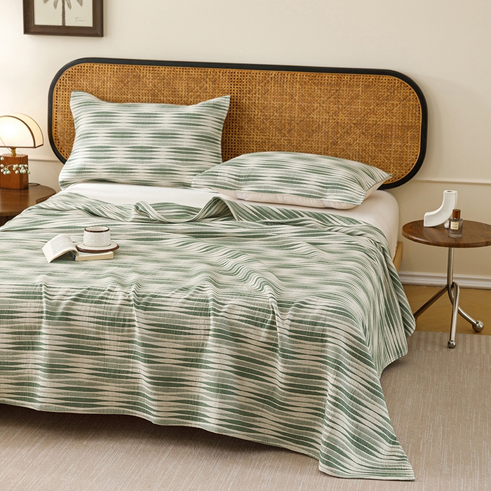 91家纺网 家纺一手货源 找家纺 悦然毛巾被 2026新款条纹全棉纯棉色织三层纱毛巾被休闲盖毯毯子 竹影绿