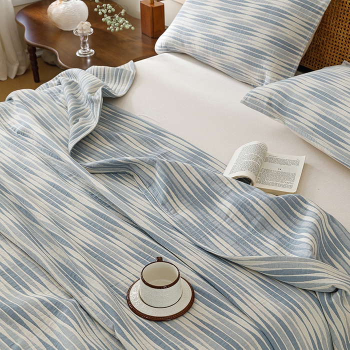 91家纺网 家纺一手货源 找家纺 悦然毛巾被 2026新款条纹全棉纯棉色织三层纱毛巾被休闲盖毯毯子 竹影蓝