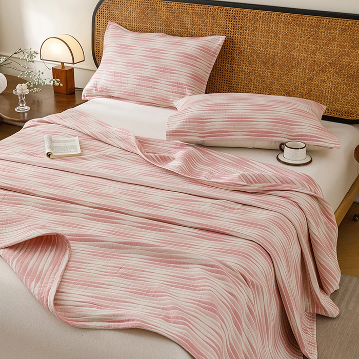 91家纺网 家纺一手货源 找家纺 悦然毛巾被 2026新款条纹全棉纯棉色织三层纱毛巾被休闲盖毯毯子 竹影粉