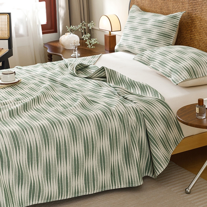 91家纺网 家纺一手货源 找家纺 悦然毛巾被 2026新款条纹全棉纯棉色织三层纱毛巾被休闲盖毯毯子 竹影绿