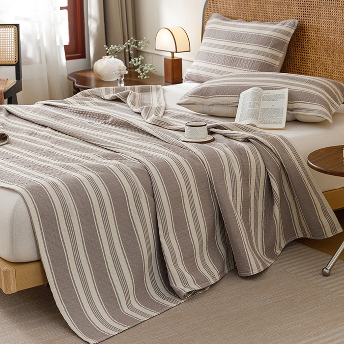 91家纺网 家纺一手货源 找家纺 悦然毛巾被 2026新款条纹全棉纯棉色织三层纱毛巾被休闲盖毯毯子 闲夏灰