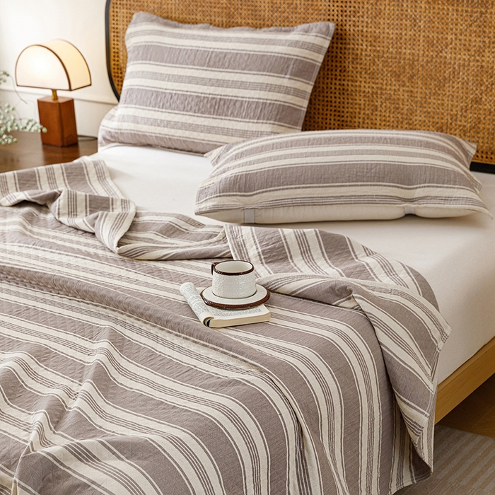 91家纺网 家纺一手货源 找家纺 悦然毛巾被 2026新款条纹全棉纯棉色织三层纱毛巾被休闲盖毯毯子 闲夏灰