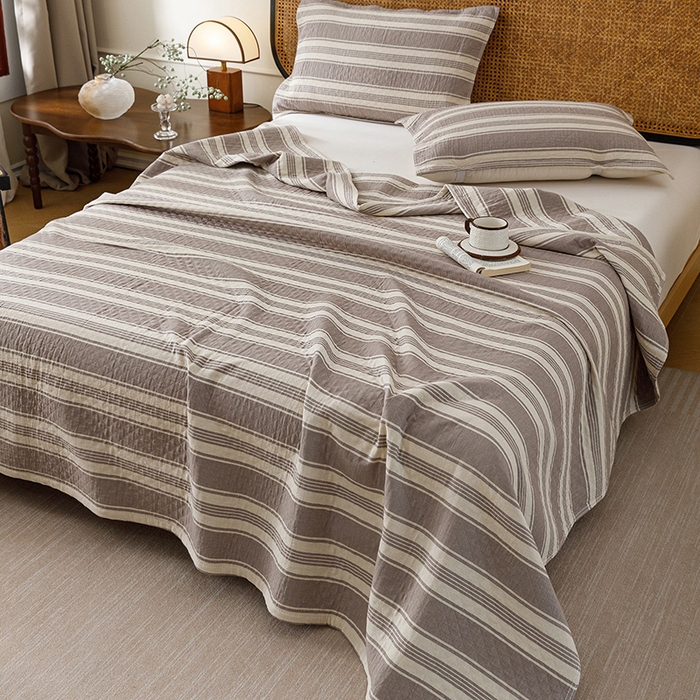 91家纺网 家纺一手货源 找家纺 悦然毛巾被 2026新款条纹全棉纯棉色织三层纱毛巾被休闲盖毯毯子 闲夏灰