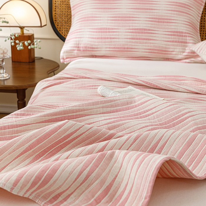 91家纺网 家纺一手货源 找家纺 悦然毛巾被 2026新款条纹全棉纯棉色织三层纱毛巾被休闲盖毯毯子 竹影粉