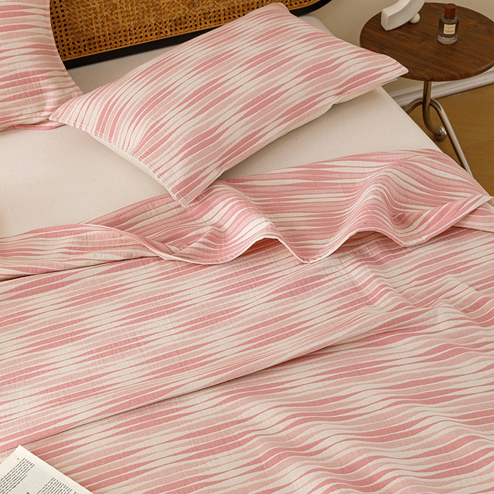 91家纺网 家纺一手货源 找家纺 悦然毛巾被 2026新款条纹全棉纯棉色织三层纱毛巾被休闲盖毯毯子 竹影粉