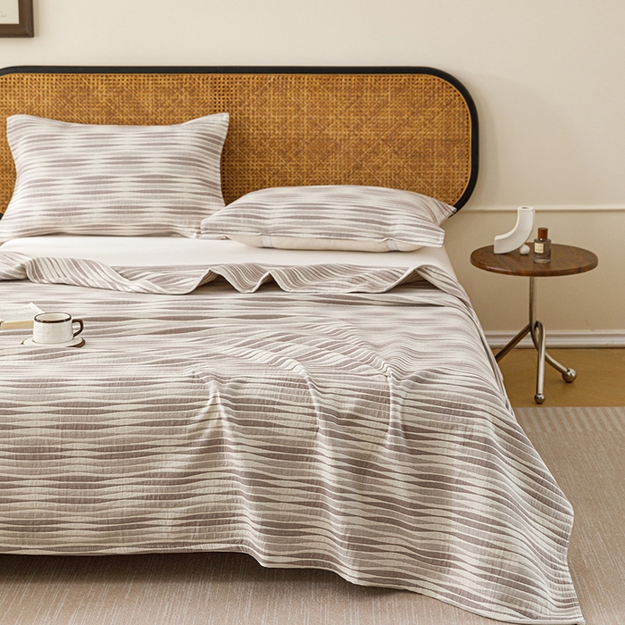 91家纺网 家纺一手货源 找家纺 悦然毛巾被 2026新款条纹全棉纯棉色织三层纱毛巾被休闲盖毯毯子 竹影灰