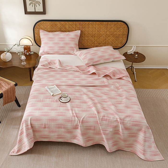 91家纺网 家纺一手货源 找家纺 悦然毛巾被 2026新款条纹全棉纯棉色织三层纱毛巾被休闲盖毯毯子 竹影粉