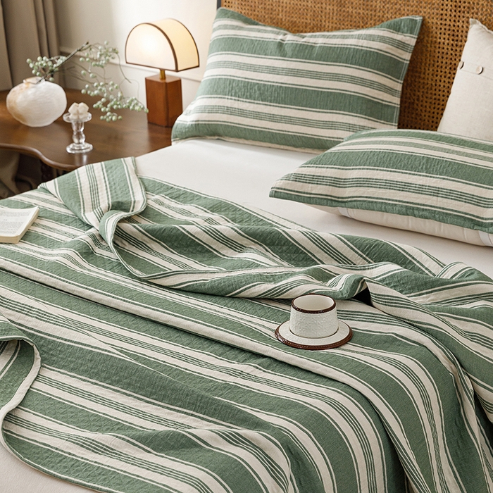 91家纺网 家纺一手货源 找家纺 悦然毛巾被 2026新款条纹全棉纯棉色织三层纱毛巾被休闲盖毯毯子 闲夏绿