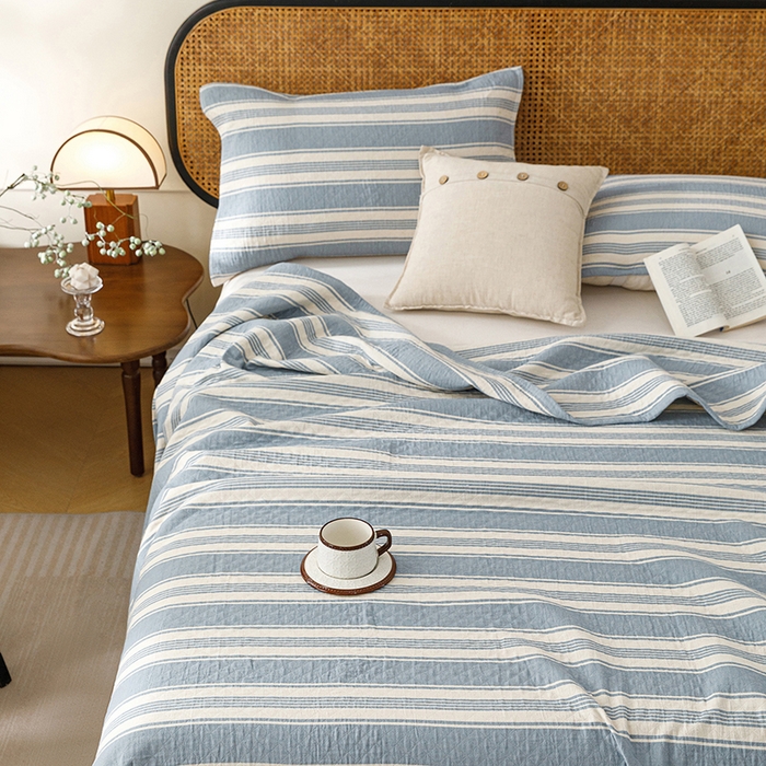 91家纺网 家纺一手货源 找家纺 悦然毛巾被 2026新款条纹全棉纯棉色织三层纱毛巾被休闲盖毯毯子 闲夏蓝
