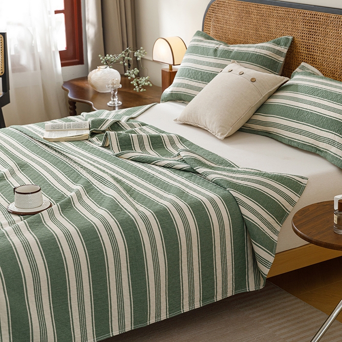 91家纺网 家纺一手货源 找家纺 悦然毛巾被 2026新款条纹全棉纯棉色织三层纱毛巾被休闲盖毯毯子 闲夏绿