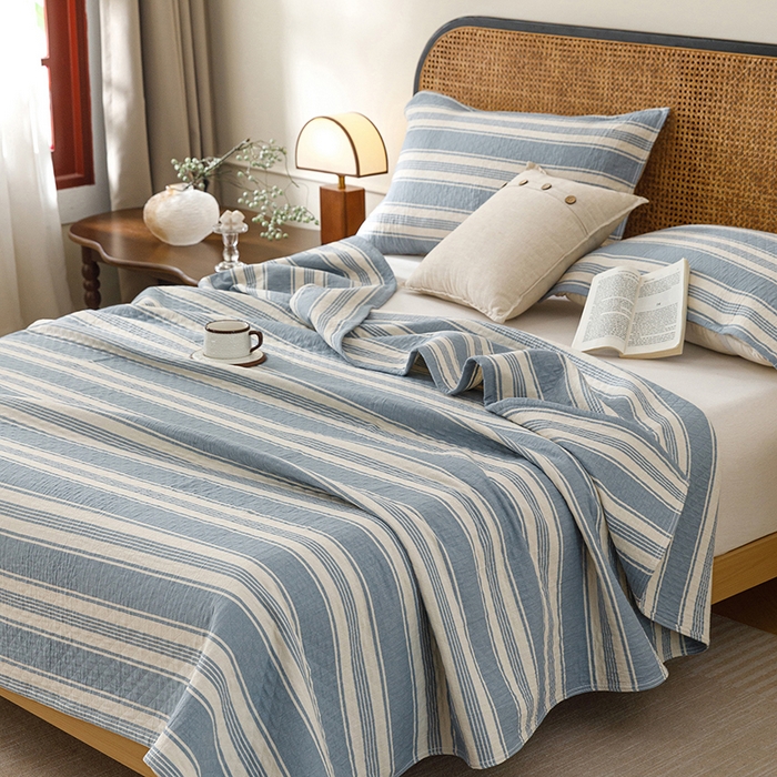91家纺网 家纺一手货源 找家纺 悦然毛巾被 2026新款条纹全棉纯棉色织三层纱毛巾被休闲盖毯毯子 闲夏蓝