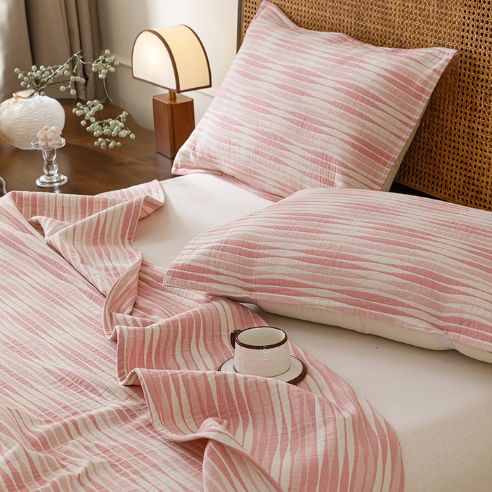 91家纺网 家纺一手货源 找家纺 悦然毛巾被 2026新款条纹全棉纯棉色织三层纱毛巾被休闲盖毯毯子 竹影粉