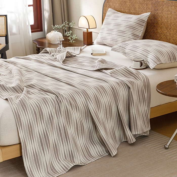 91家纺网 家纺一手货源 找家纺 悦然毛巾被 2026新款条纹全棉纯棉色织三层纱毛巾被休闲盖毯毯子 竹影灰